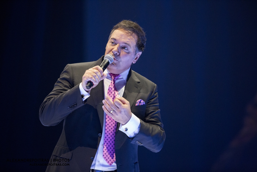 Le chanteur Mario Pelchat durant l'exécution de son spectacle