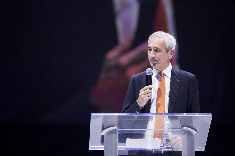 Le président de la compagnie Effix faisant son discours sur la Glace du Centre Bell du Canadien de Montréal